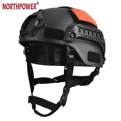 Un casque tactique Tigris MICH 2000 STYEL ACH avec support NVG et rail latéral