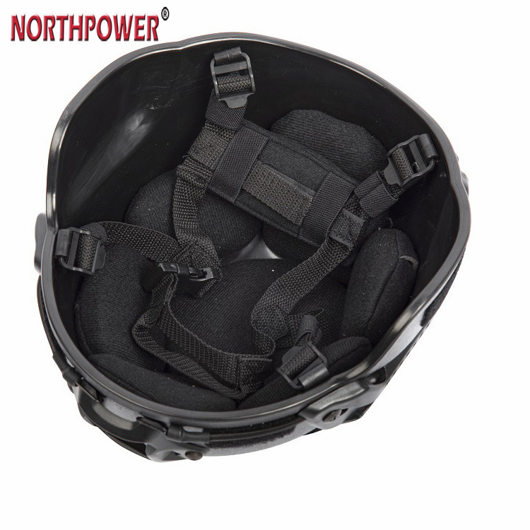 Un casque tactique Tigris MICH 2000 STYEL ACH avec support NVG et rail latéral