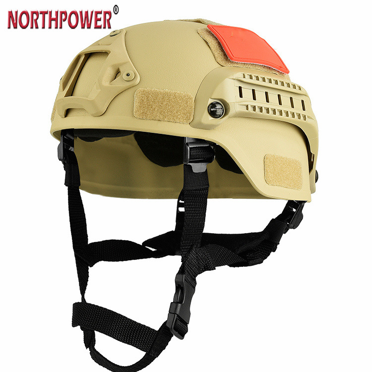 Un casque tactique Tigris MICH 2000 STYEL ACH avec support NVG et rail latéral